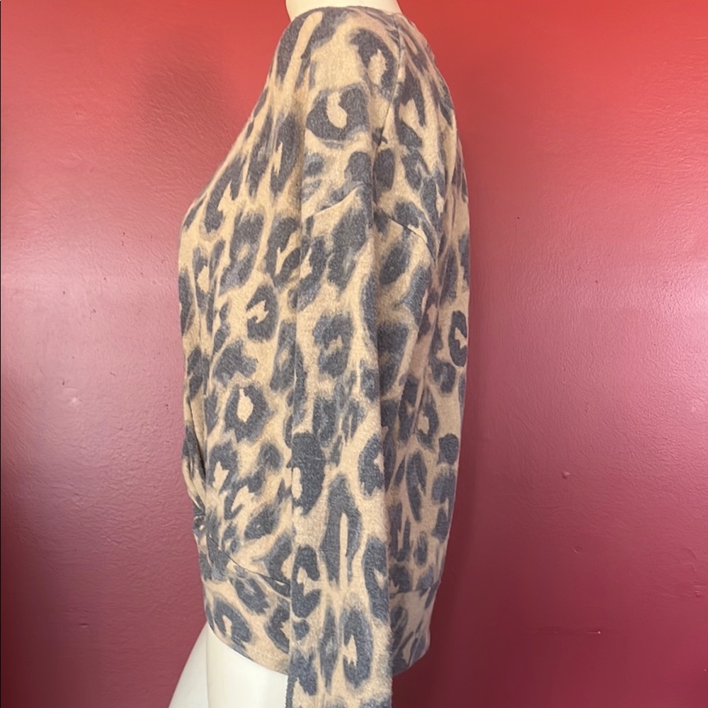 Like new Olive + Oak Leopard Print knotted front blouse - Picture 7 of 12